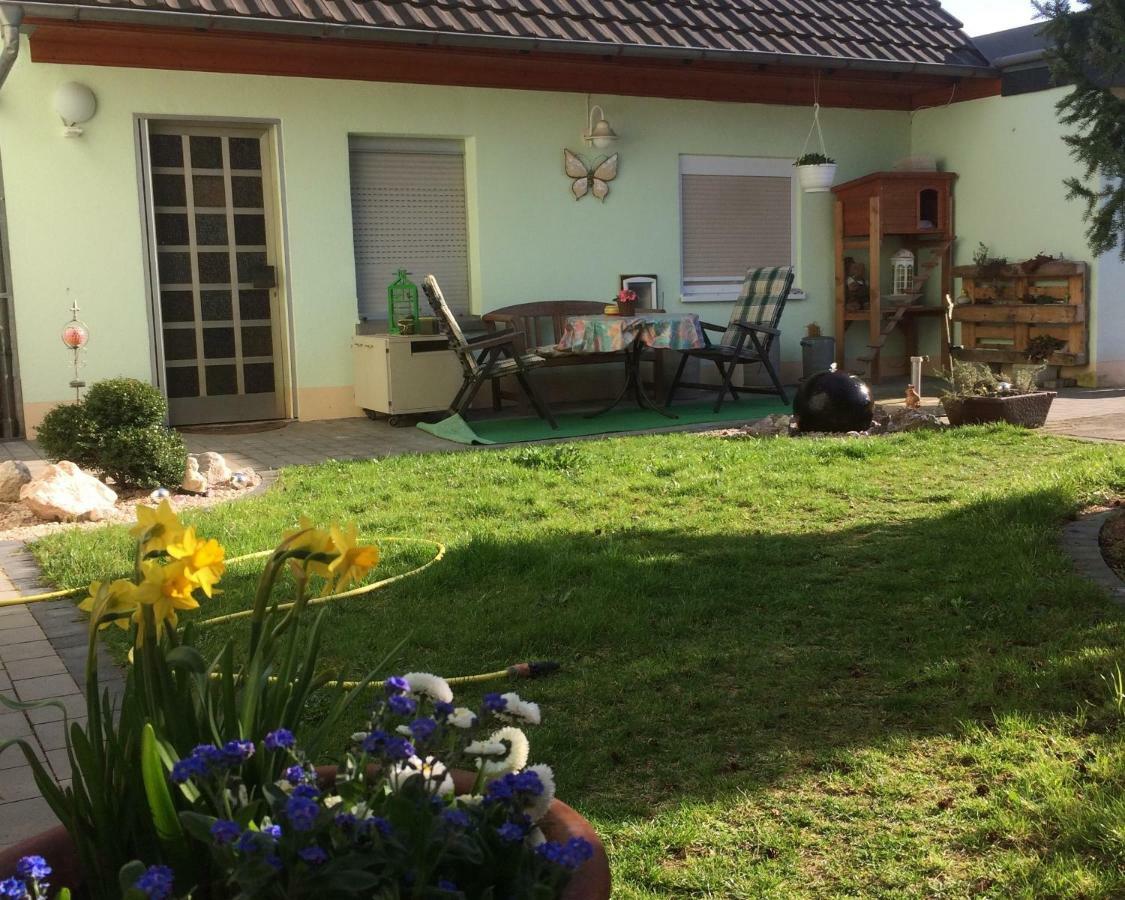 Ferienwohnung Im Grünen Haus Großostheim Exterior foto